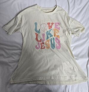 Cream Women's Oversized Preppy Love Like Jesus T-Shirt Used
